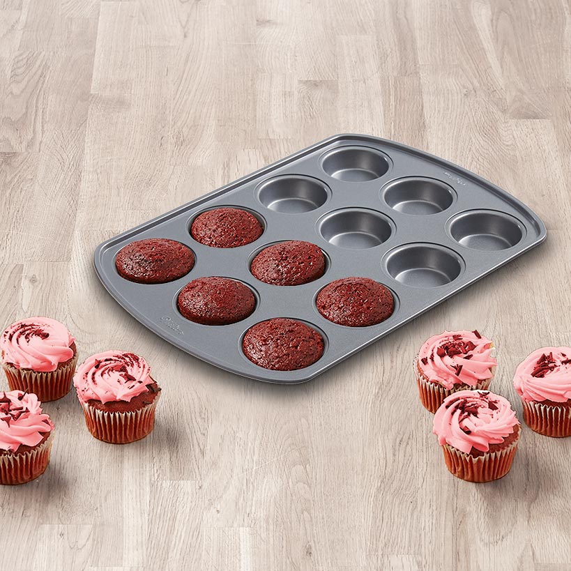 Wilton Nonstick 12-Cup Cupcake Pan with Travel Lid